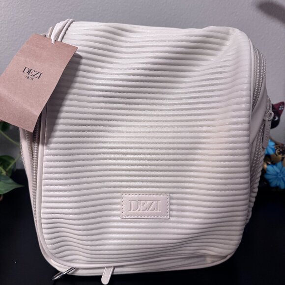 Dezi Skin Pack It All Hanging Travel Toiletry Bag NWT - Picture 1 of 4